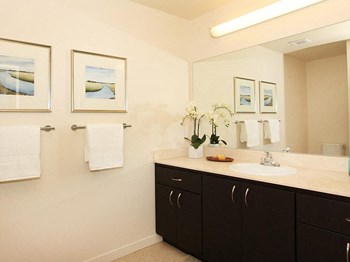 Madison at Sellwood | Bedroom Madison at Sellwood | Bathroom - Photo Gallery 4
