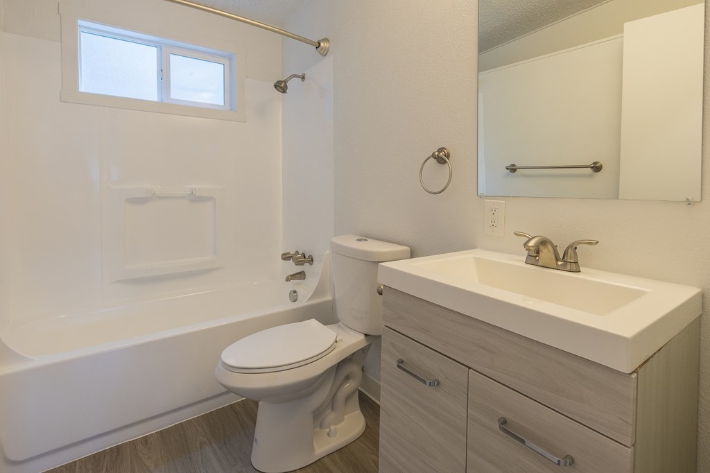 Bel Aire Court | Bathroom