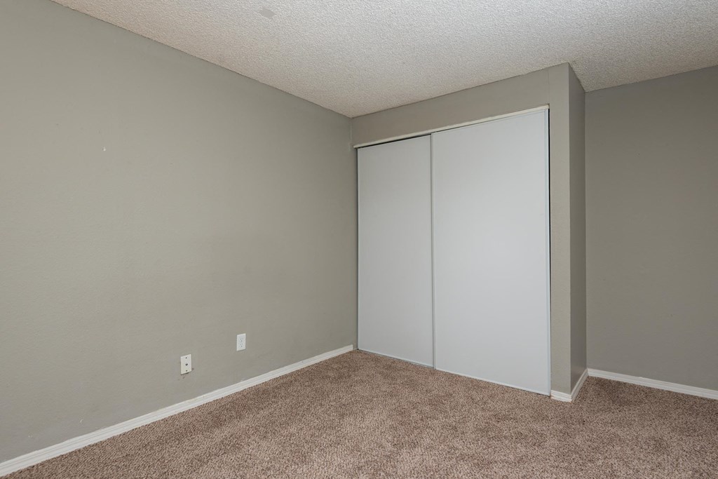 Oak Grove Bedroom Closet