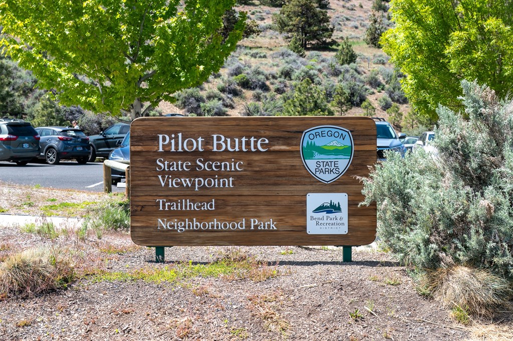 A wooden sign for Pilot Butte State Scenic Viewpoint Trailhead Neighborhood Park.