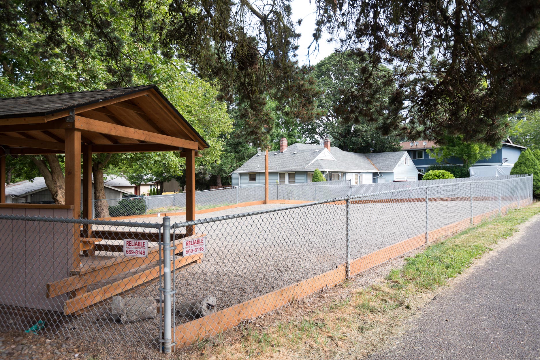 Birch Creek | Outdoor Common Area with Picnic Table