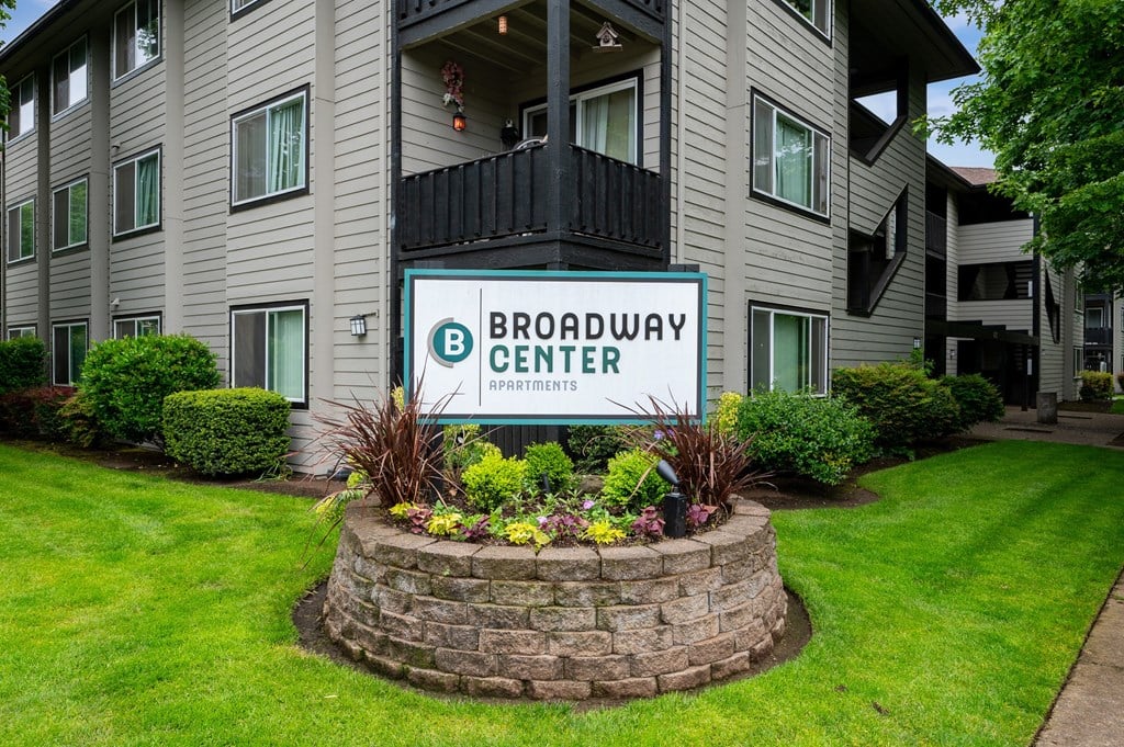 Broadway Center | Exterior