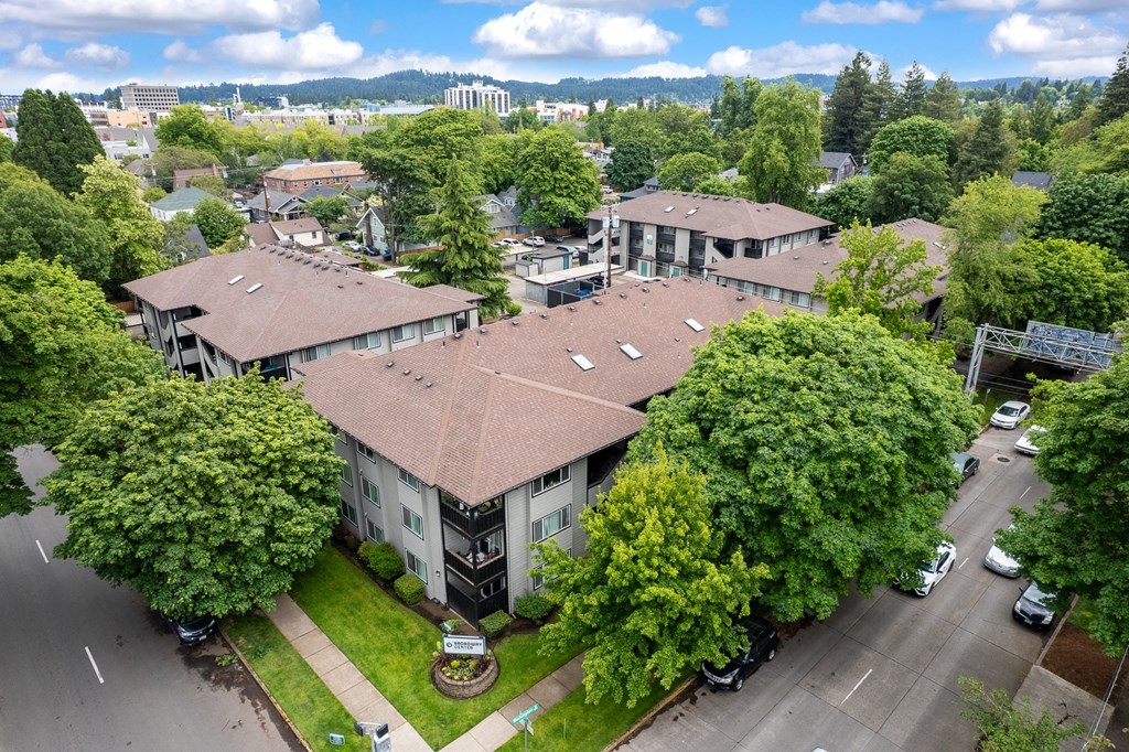 Broadway Center | Exterior