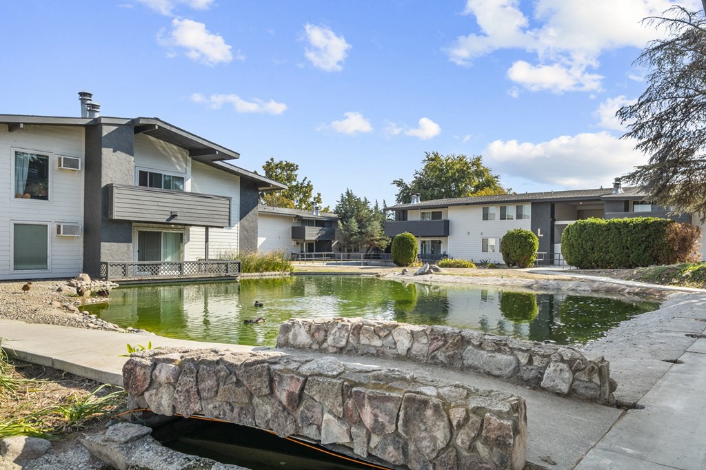 Exterior Lakeside Apartments in Kennewick, WA