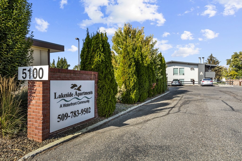 Lakeside Apartments Sign