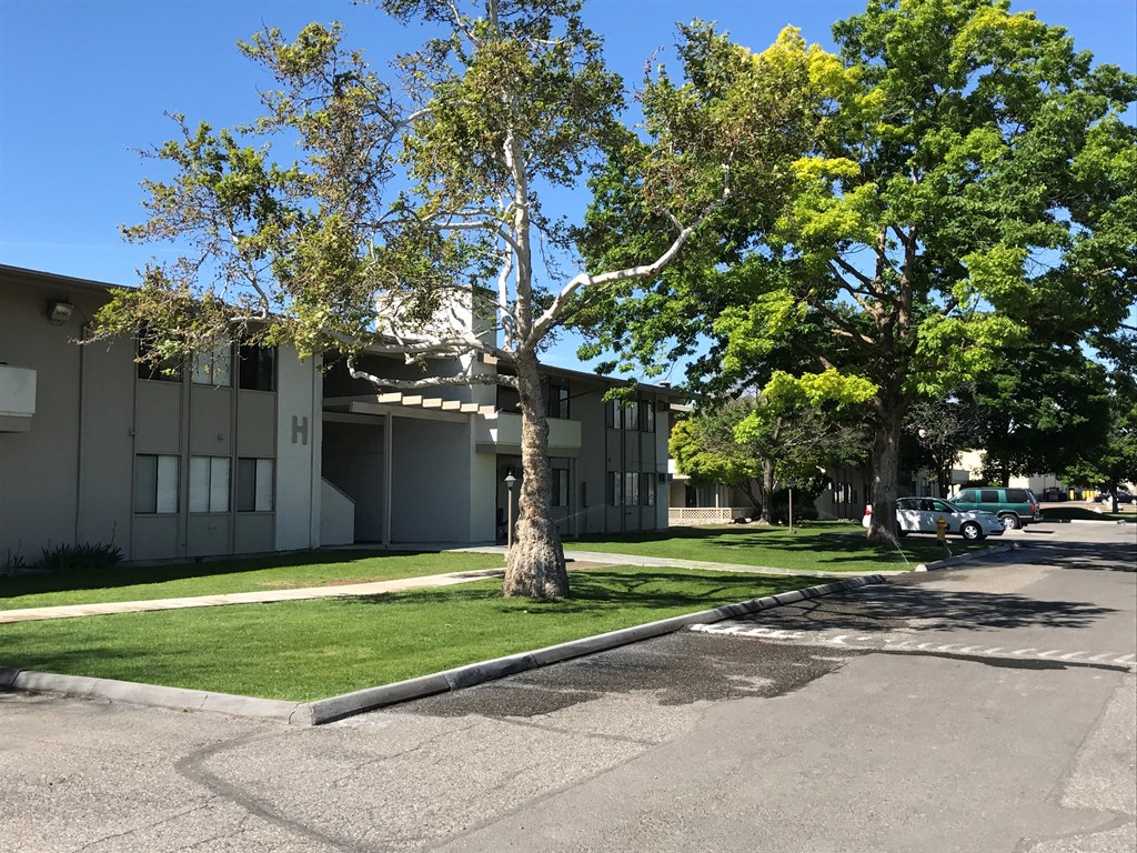 Exterior Lakeside Apartments in Kennewick, WA