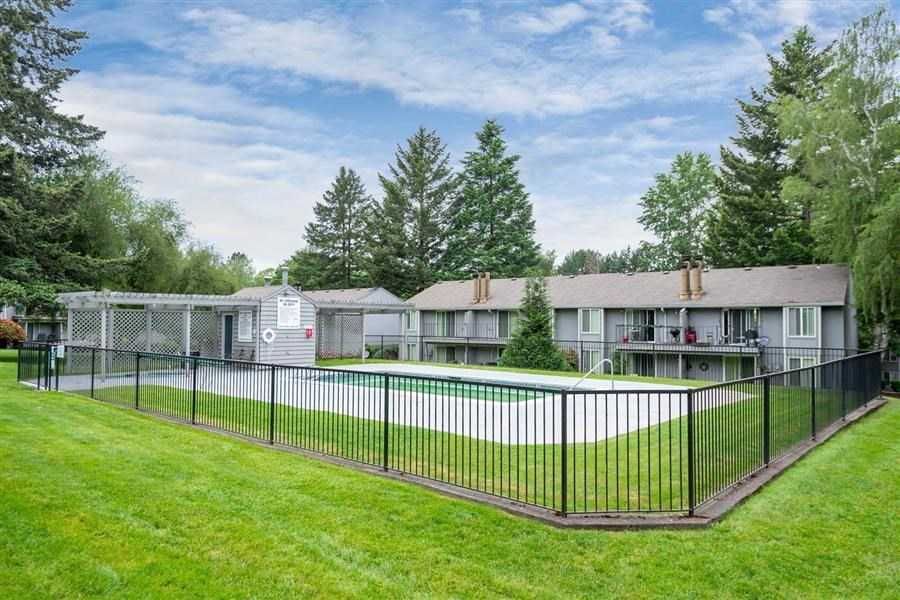 St James on Hall | Pool