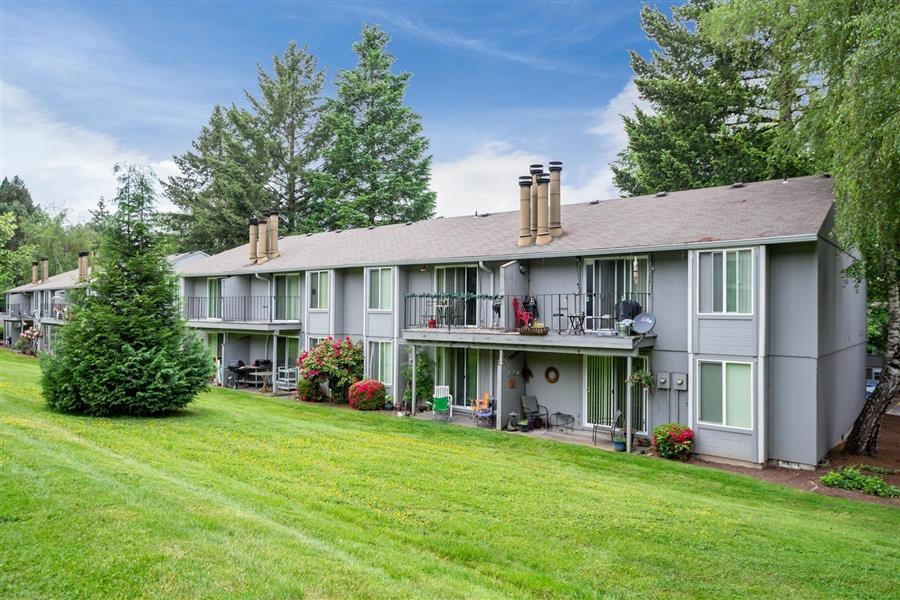 St James on Hall | Exterior