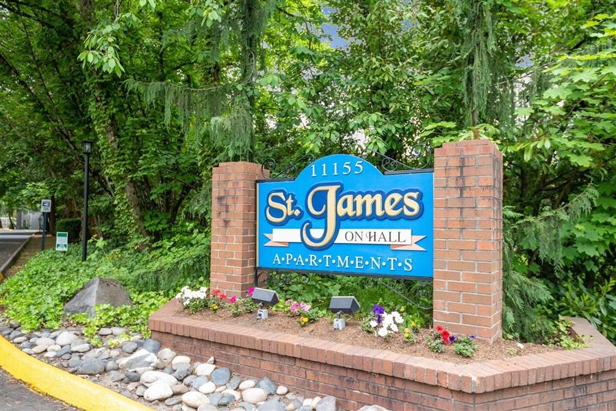 St James on Hall | Monument Sign