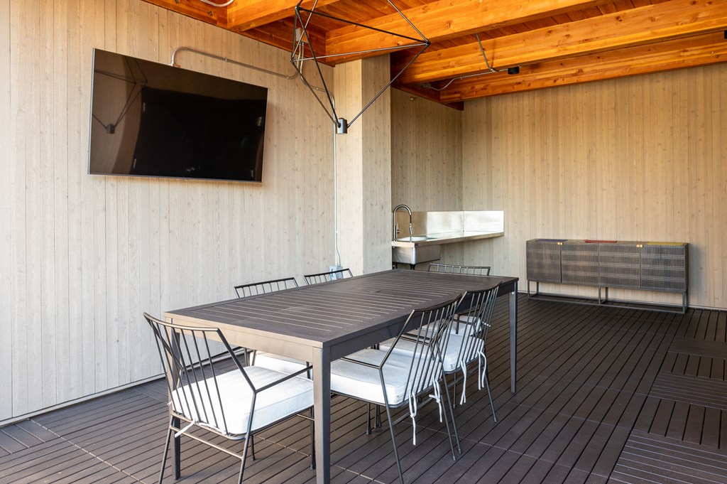 The Lenox | Rooftop Deck Dining Area