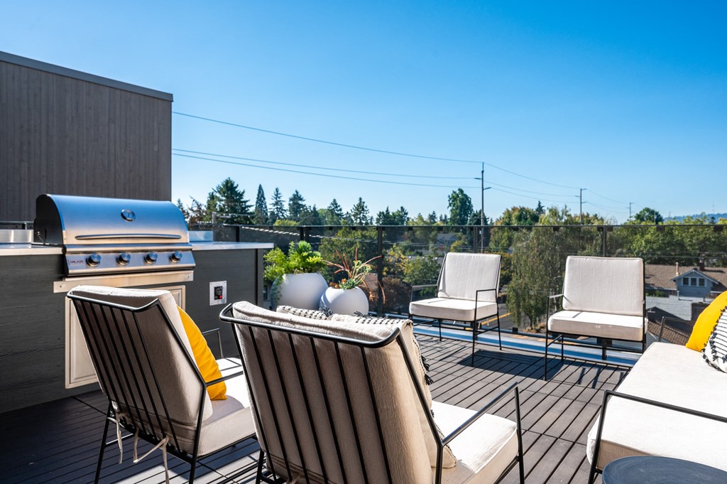 Southeast Portland, OR Pet-Friendly Apartments - The Lenox - Rooftop Lounge with Lounge Seating, Grill Station, and Neighborhood Views
