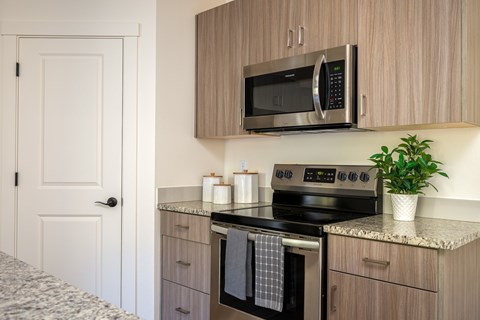 A kitchen with a microwave above an oven.