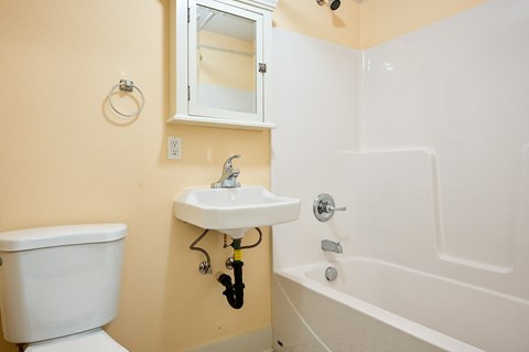 Mississippi Court | Bathroom