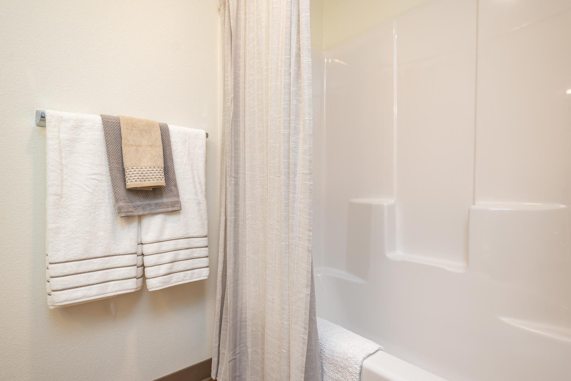Windsor at Amberglen Apartments | Bathroom