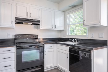 890 NW Divison St 2-3 Beds Apartment, Gresham, Oregon for Rent - Photo Gallery 2