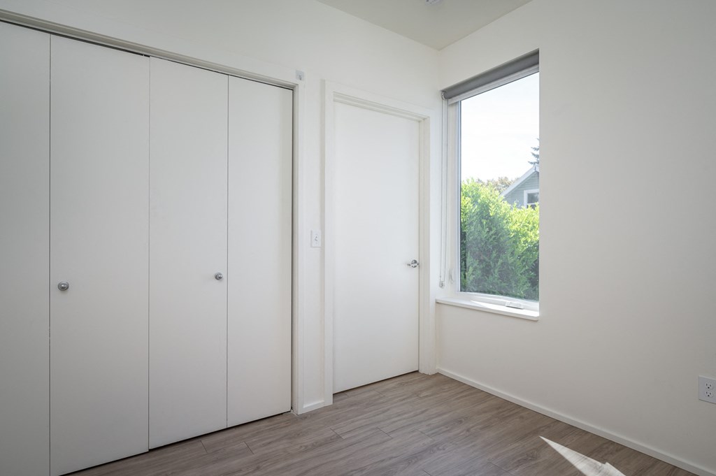 The Oliver | Bedroom and Closet