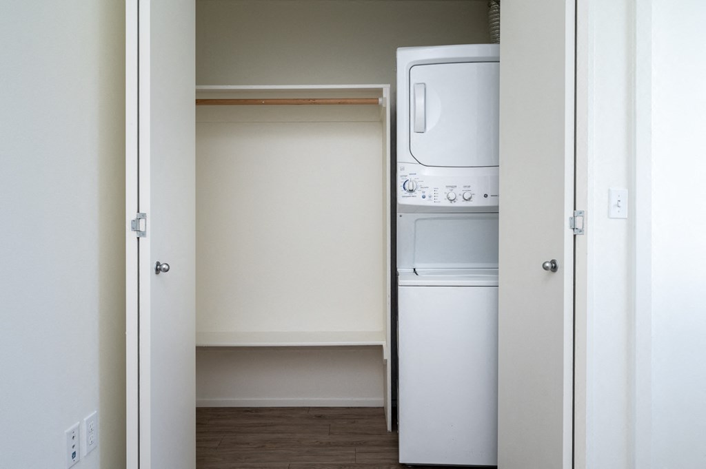 The Oliver | Laundry and Closet