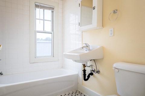 Mississippi Court | Bathroom