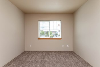 Wall to wall carpet and large bedroom space - Photo Gallery 14