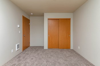 Bedroom entrance and closet - Photo Gallery 15