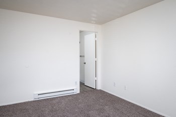 a bedroom with a carpeted floor and white walls - Photo Gallery 20
