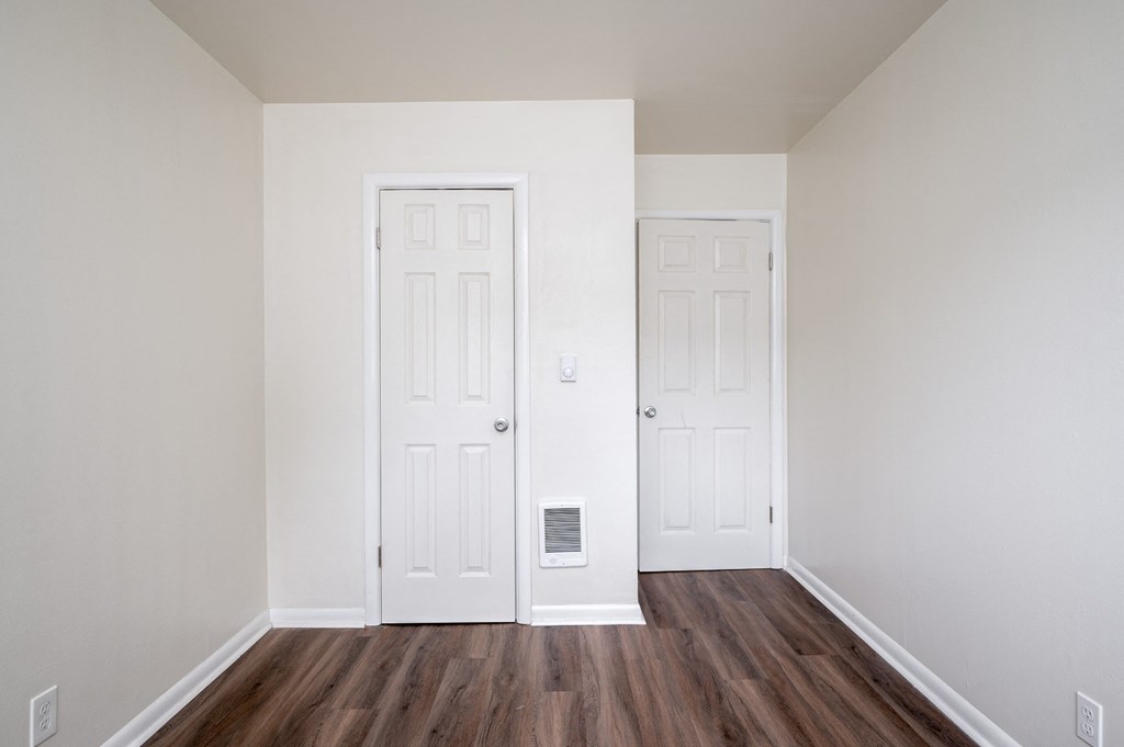 Clinton Court| Bedroom with Closet