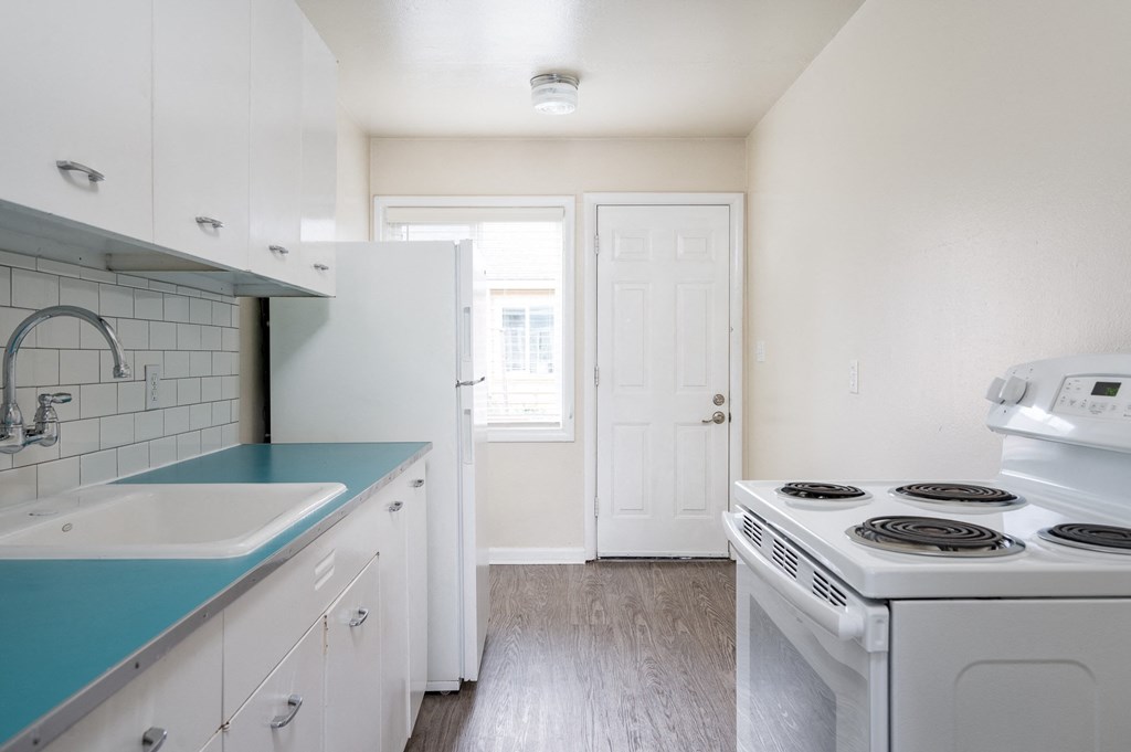 Clinton Court| Kitchen with White Appliances