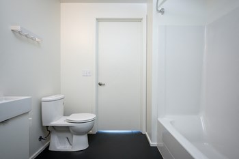 The Oliver | Bathroom - Photo Gallery 15