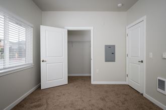 a bedroom with a closet and a window - Photo Gallery