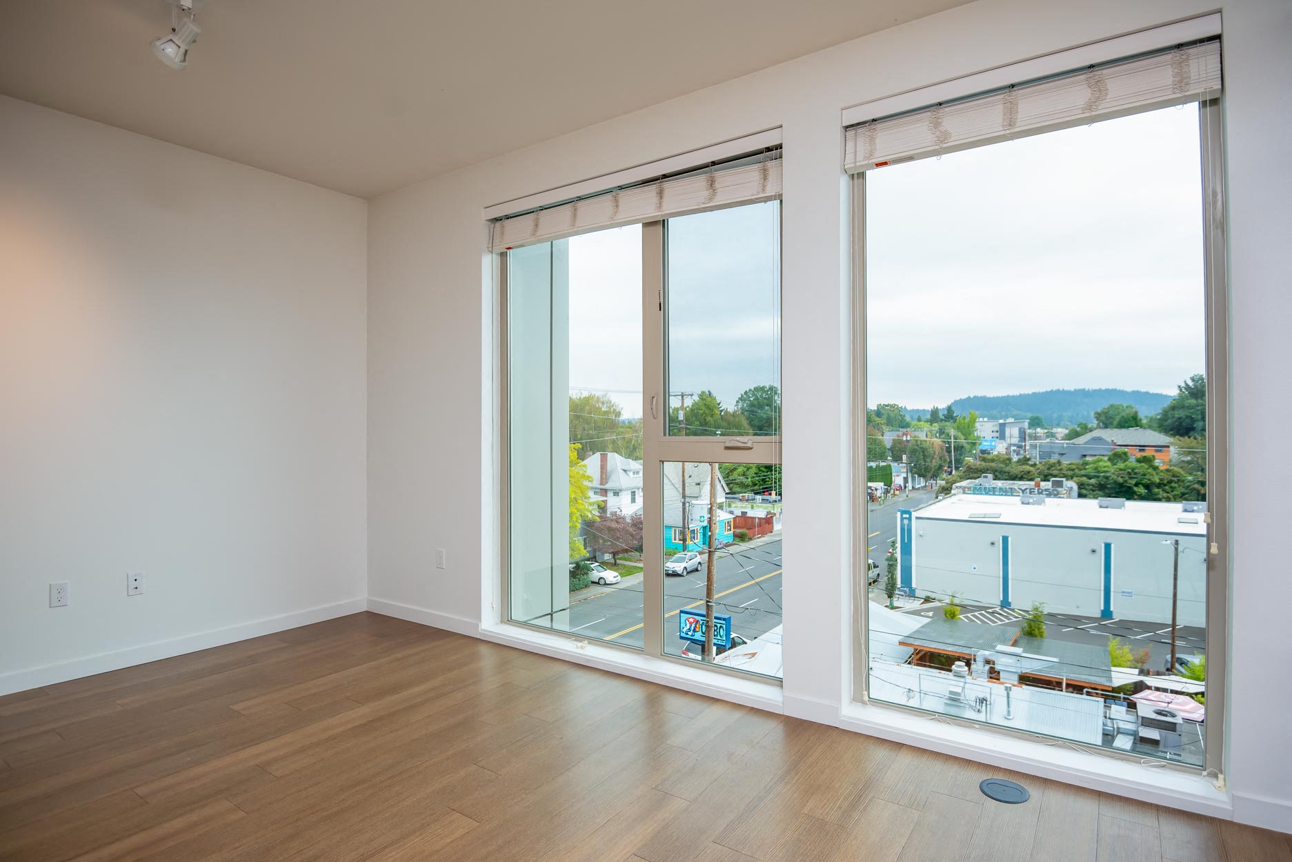 Hawthorne 31 | Studio with Natural Light