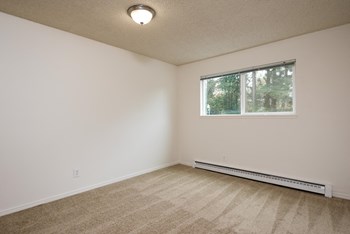 Edgewood Manor | Bedroom Edgewood Manor | Bedroom - Photo Gallery 6