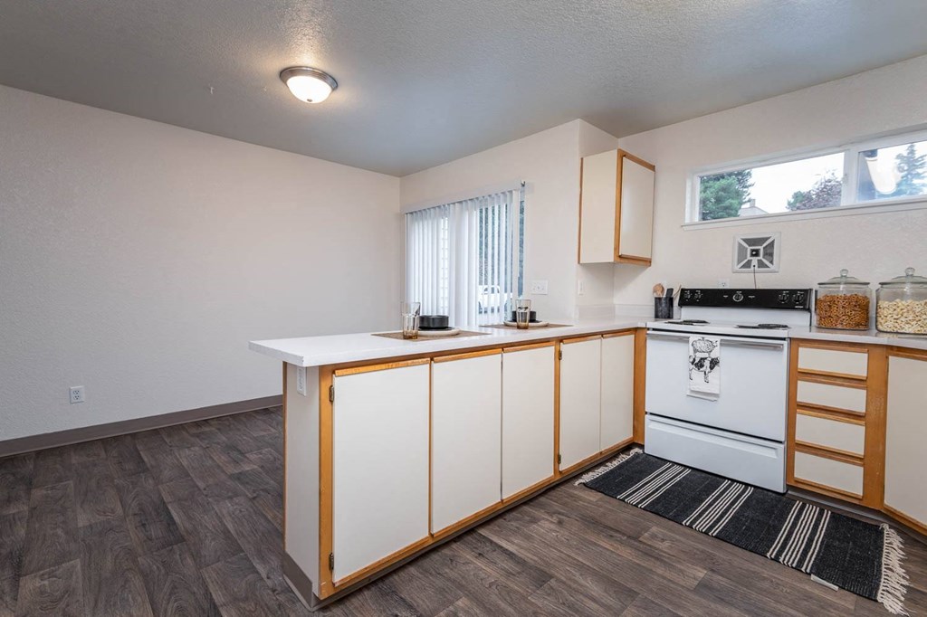 The Montavilla | Dogwood 2x1.5 K Kitchen with breakfast bar The Montavilla | Dogwood 2x1.5 K Kitchen with breakfast bar
