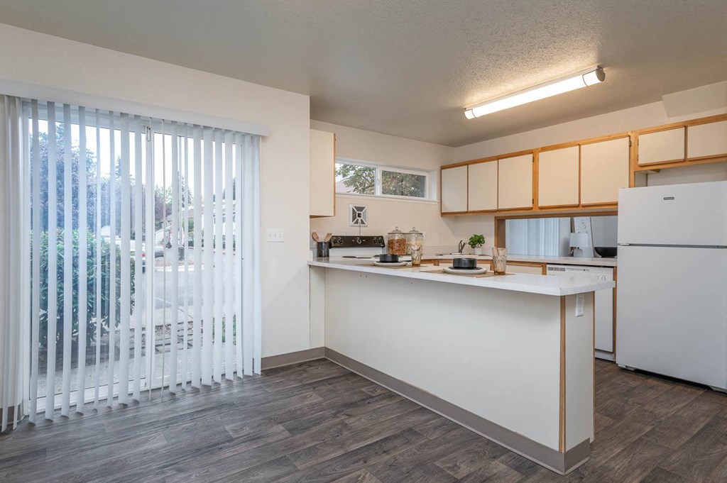 The Montavilla | Dogwood 2x1.5 K Kitchen with breakfast bar The Montavilla | Dogwood 2x1.5 K Kitchen with breakfast bar