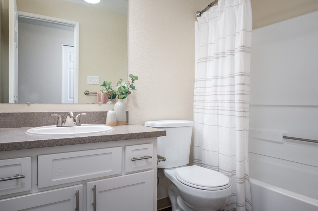 Sundial | Three Bedroom Second Bathroom