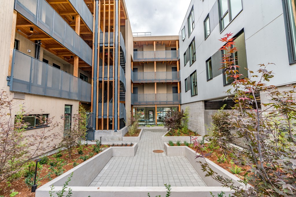 Apartments for Rent in Southeast Portland, OR - The Lenox - Outdoor Living Courtyard with Meticulously Groomed Grounds and Exterior of Apartment Homes