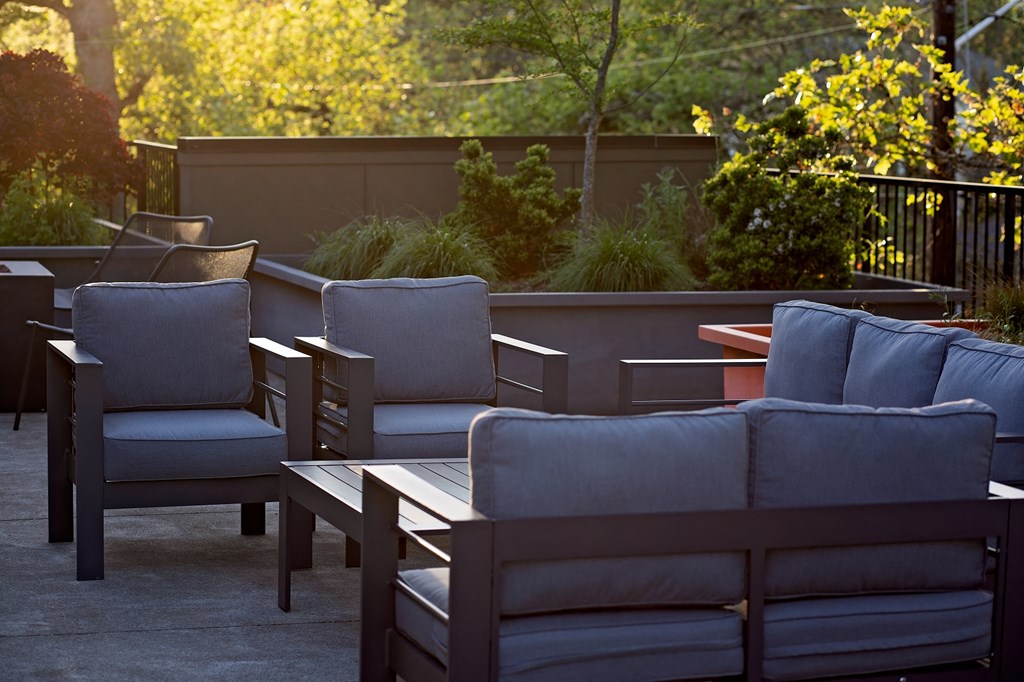 quad-corvallis-rooftop-lounge-seating