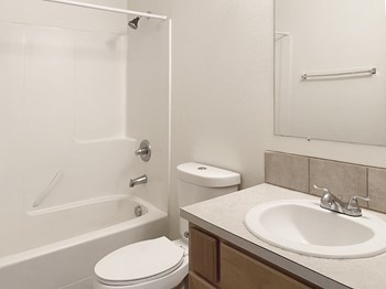 Sunnyview Townhomes| Bathroom with Bathtub - Photo Gallery 6