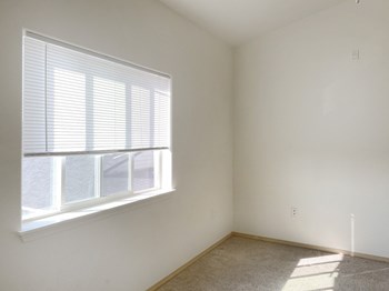 Sunnyview Townhomes| Bedroom Sunnyview Townhomes|Bedroom with Large Window - Photo Gallery 5