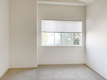 Sunnyview Townhomes| Bedroom Sunnyview Townhomes| Bedroom with Large Window - Photo Gallery 4