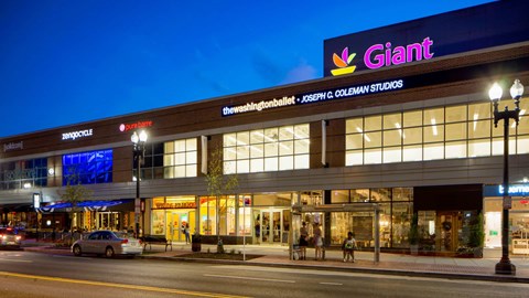 The Giant supermarket is located in a strip mall.