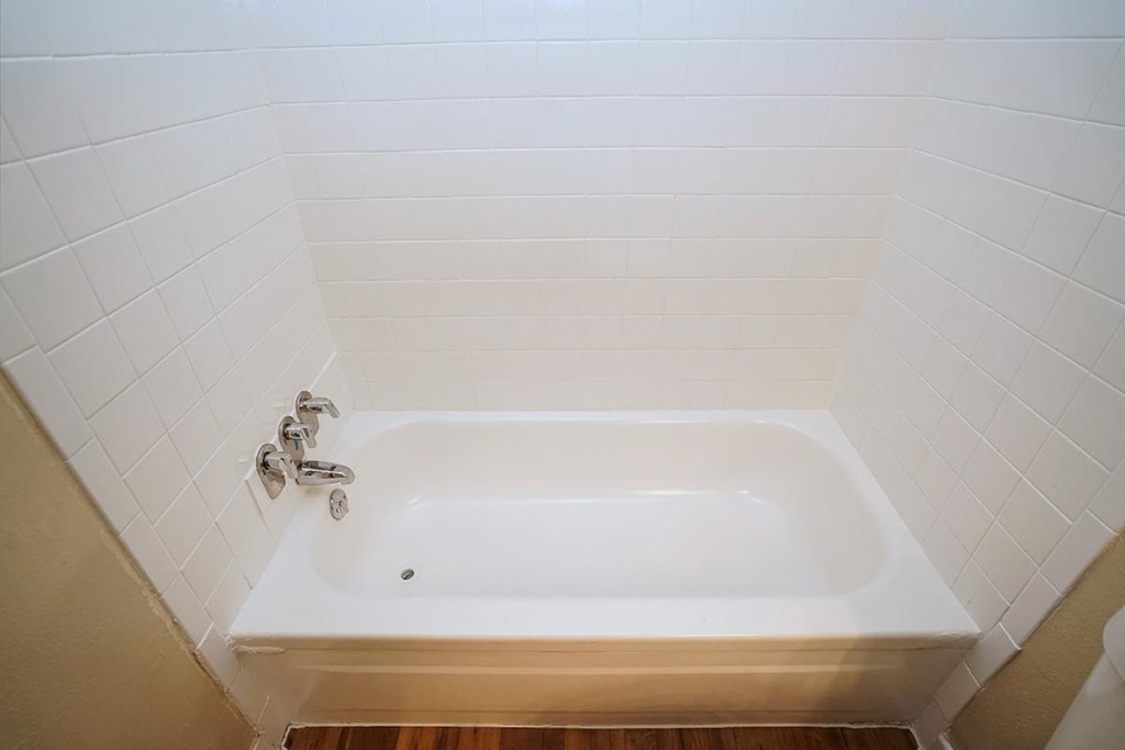 Large Soaking Tub In Bathroom at Boston Woods Apartments, Texas, 78201