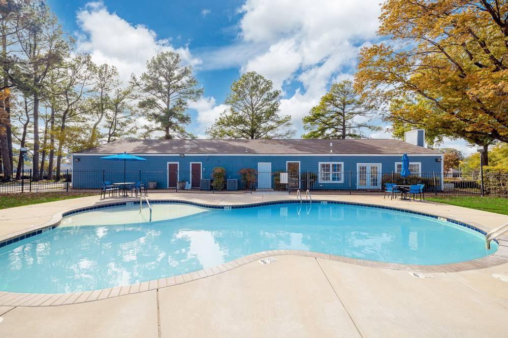 Office Exterior with Pool Access at Cedar Run Apartments, Memphis, TN