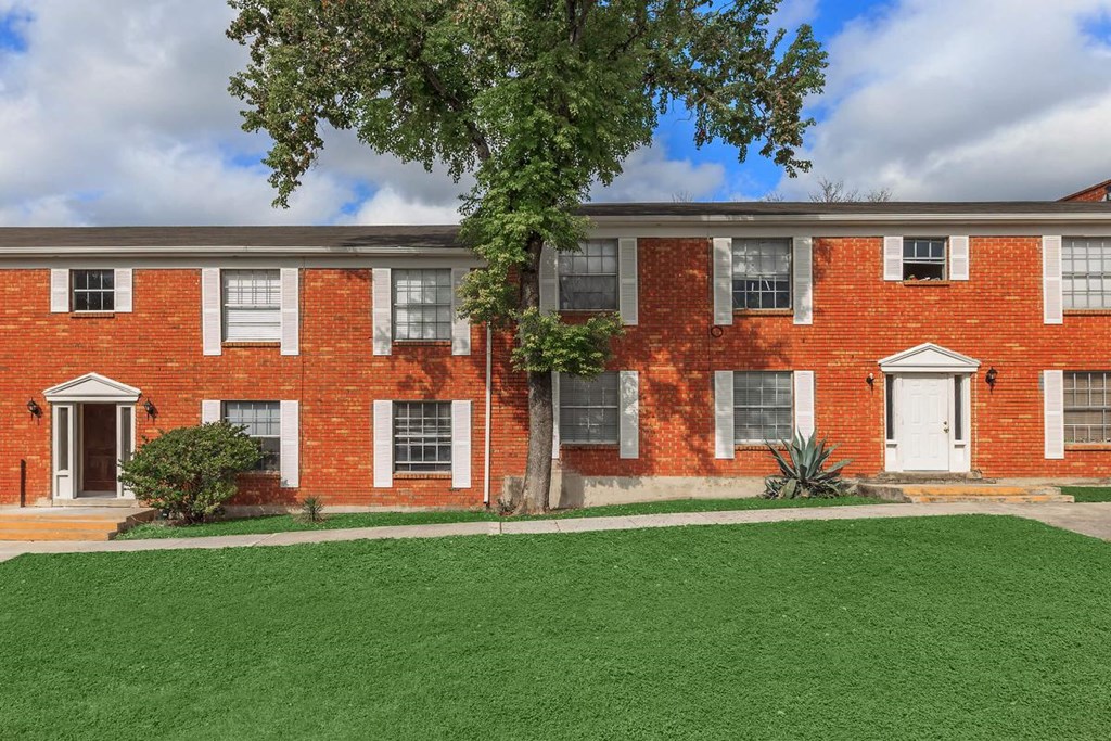 Lush Green Landscape at Boston Woods Apartments, San Antonio TX
