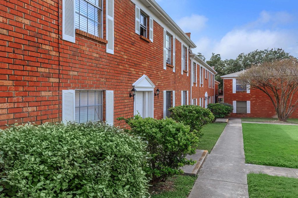 Courtyard Garden at Boston Woods Apartments, San Antonio TX