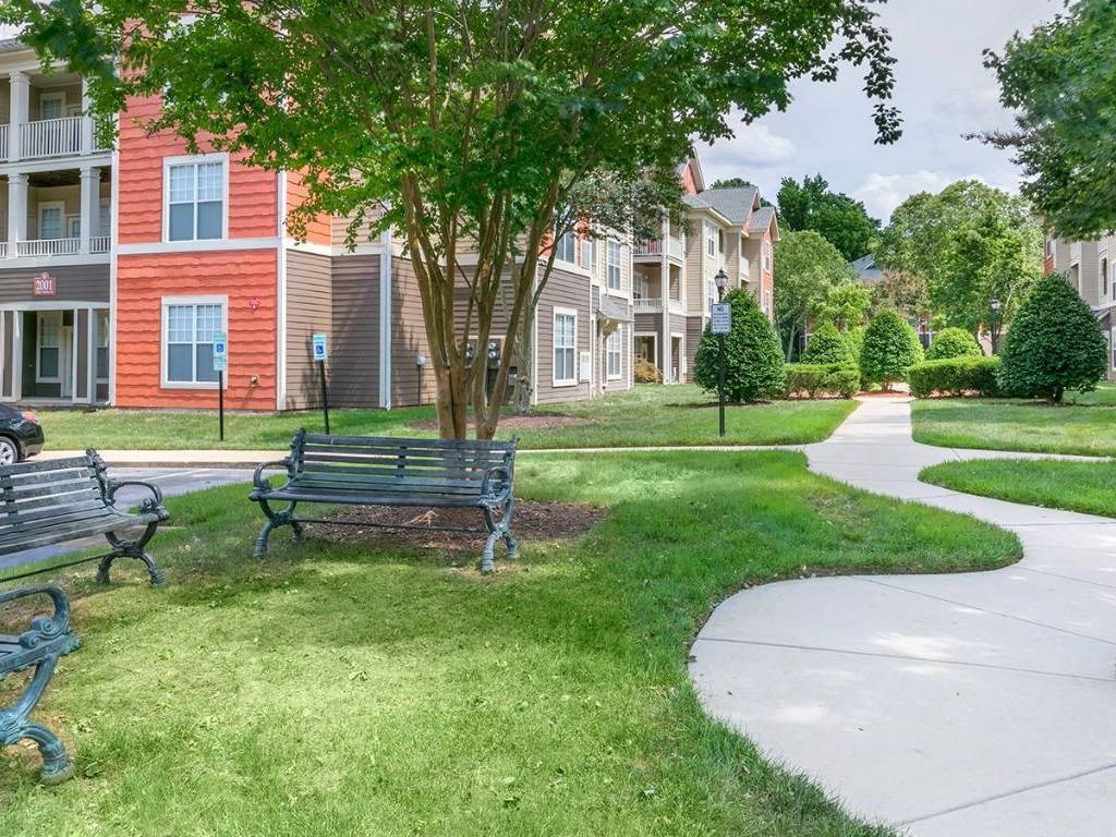 Brentmoor Apartment Homes in Raleigh/Durham offer a variety of signature floor plans, first-class amenities, and in-demand locations, convenient to schools, restaurants and major expressways. Take a tour of our model apartment available now in some of the Triangle's most popular areas, including Raleigh, Durham, Apex, Hillsborough, Holly Springs, Rolesville and Wake Forest.