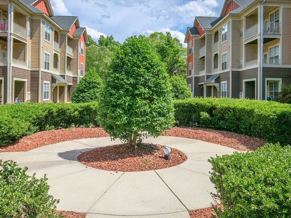 Brentmoor Apartment Homes in Raleigh/Durham offer a variety of signature floor plans, first-class amenities, and in-demand locations, convenient to schools, restaurants and major expressways. Take a tour of our model apartment available now in some of the Triangle's most popular areas, including Raleigh, Durham, Apex, Hillsborough, Holly Springs, Rolesville and Wake Forest.