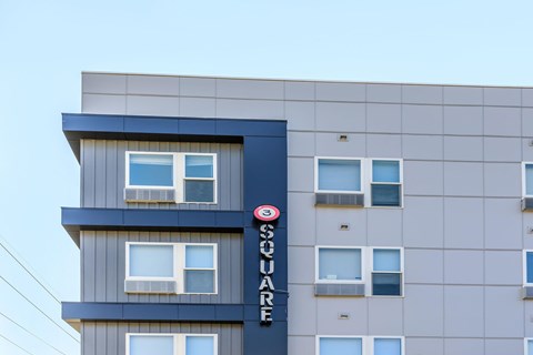 A building with a sign that says "Sogna Large".