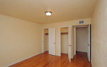 5660 N May Ave 1-2 Beds Apartment for Rent - Photo Gallery 5