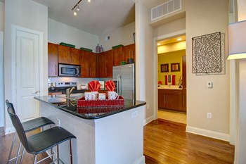1725 Crescent Plaza 1-3 Beds Apartment for Rent - Photo Gallery 4