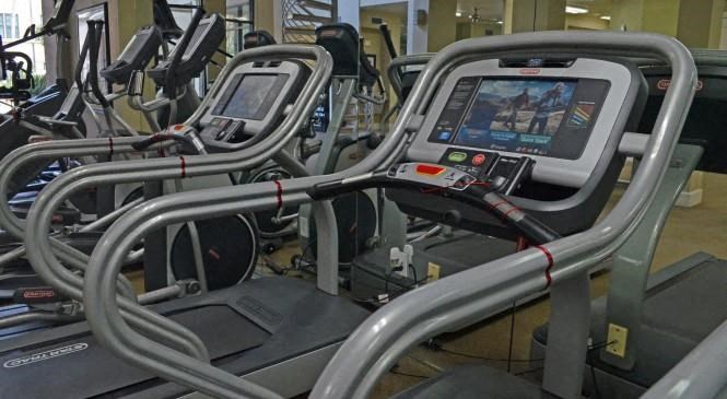 a row of exercise equipment in a gym